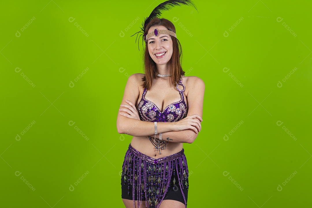 Linda mulher jovem fantasiada celebrando carnaval sobre fundo isolado