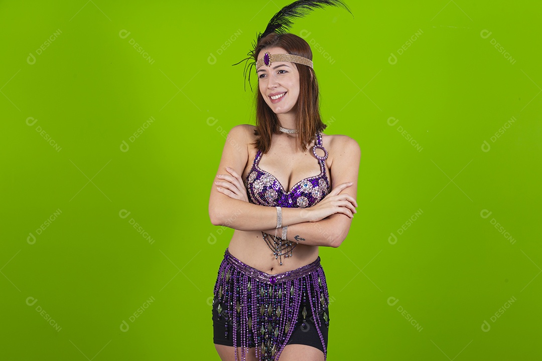 Linda mulher jovem fantasiada celebrando carnaval sobre fundo isolado