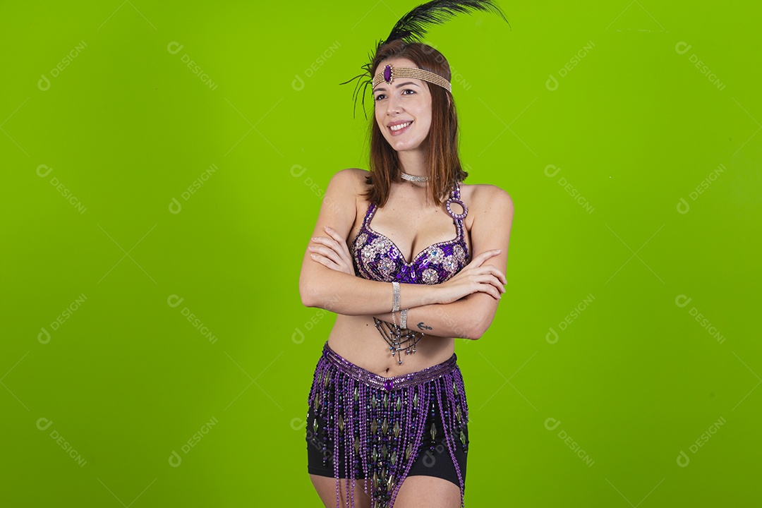 Linda mulher jovem fantasiada celebrando carnaval sobre fundo isolado