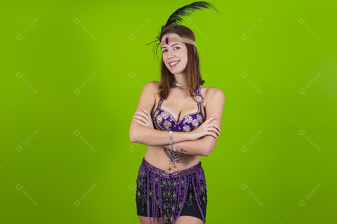 Linda mulher jovem fantasiada celebrando carnaval sobre fundo isolado