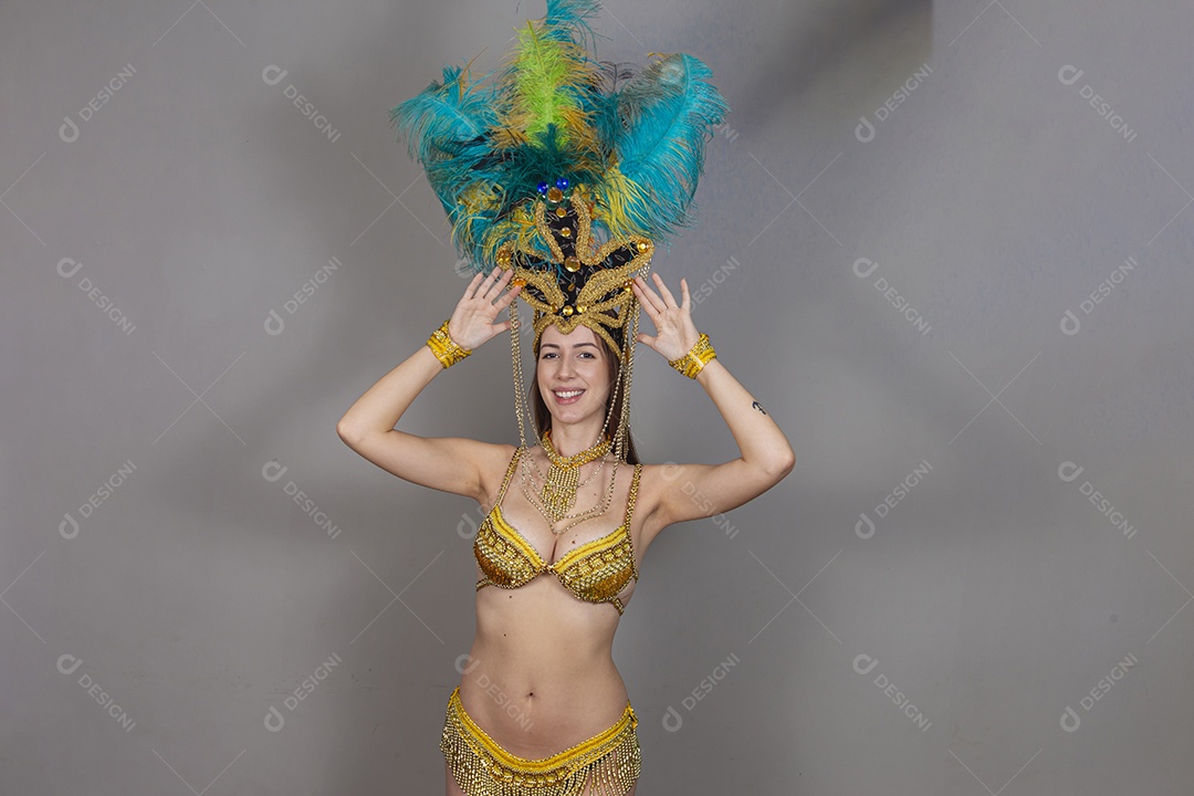 Linda mulher jovem fantasiada celebrando carnaval sobre fundo isolado
