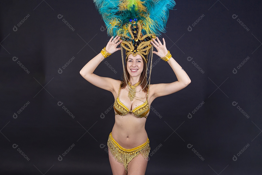 Linda mulher jovem fantasiada celebrando carnaval sobre fundo isolado