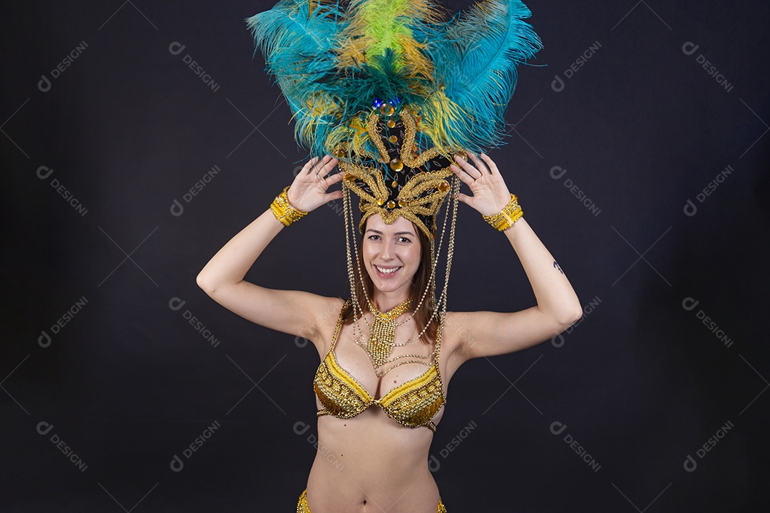 Linda mulher jovem fantasiada celebrando carnaval sobre fundo isolado