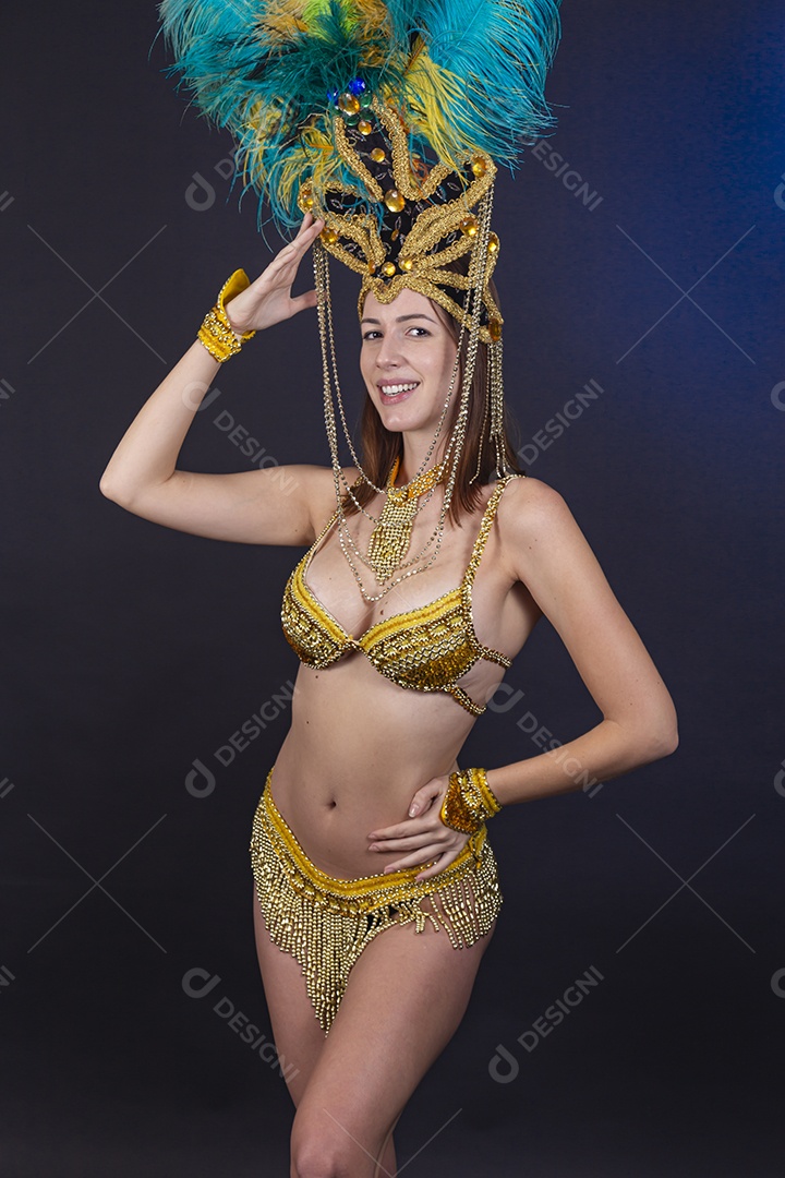 Linda mulher jovem fantasiada celebrando carnaval sobre fundo isolado