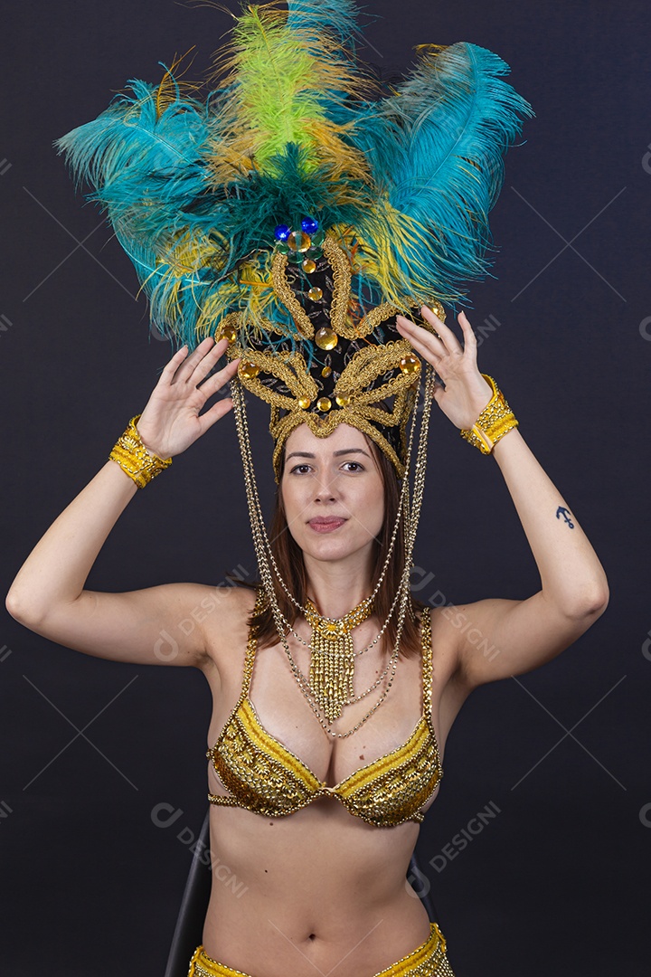 Linda mulher jovem fantasiada celebrando carnaval sobre fundo isolado
