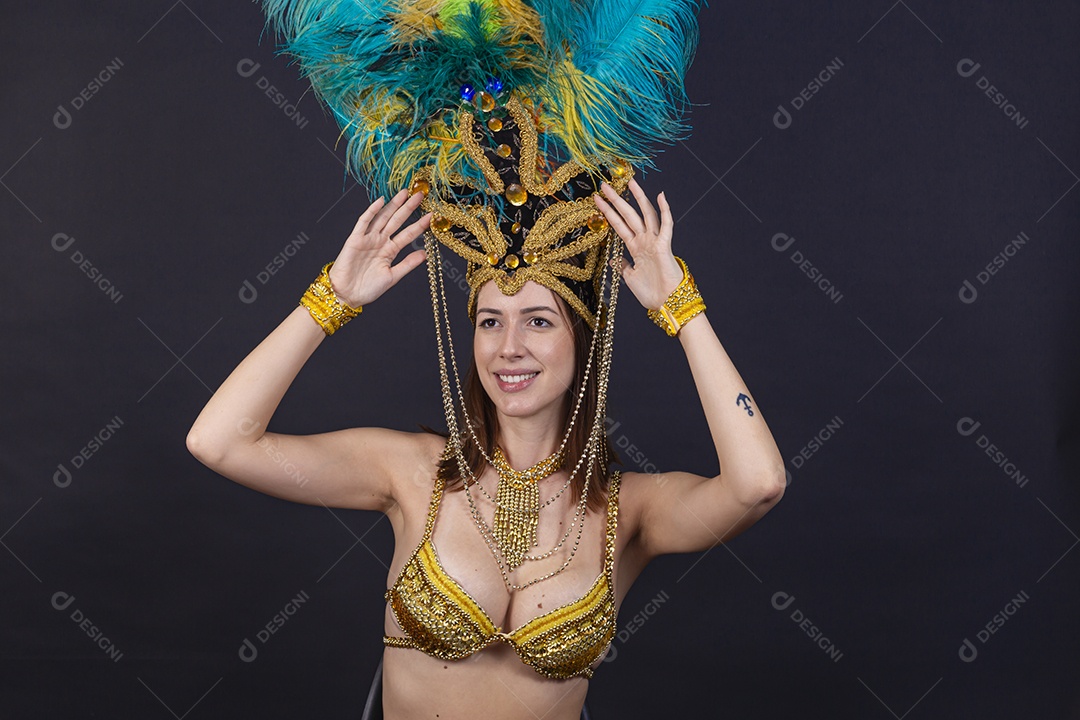 Linda mulher jovem fantasiada celebrando carnaval sobre fundo isolado