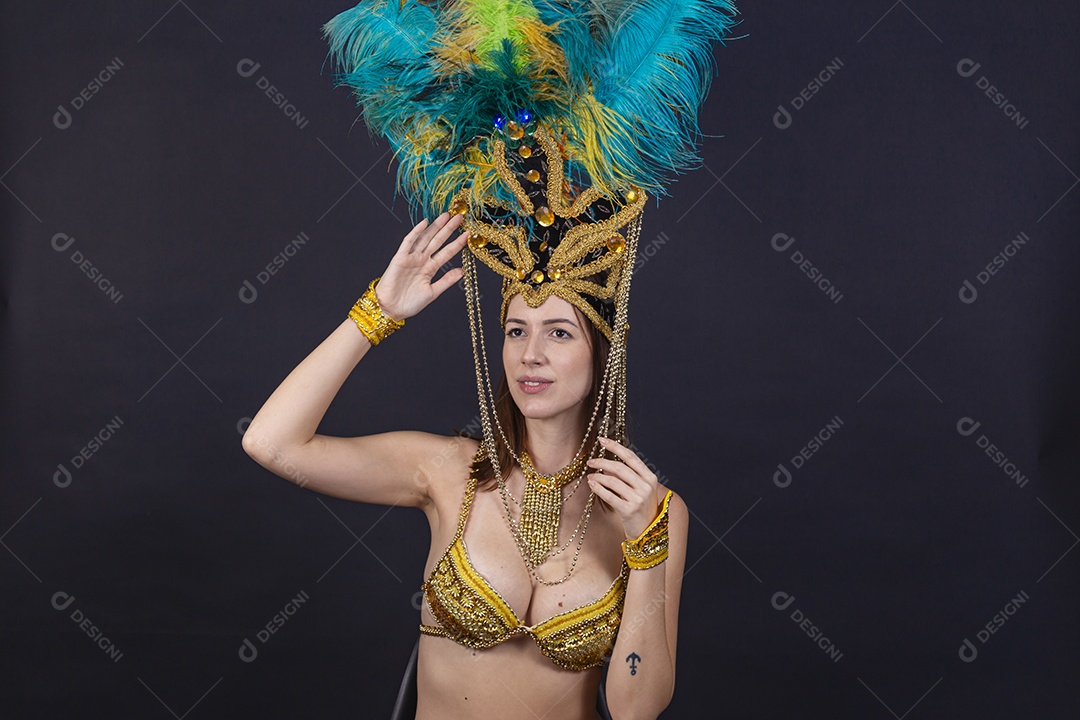 Linda mulher jovem fantasiada celebrando carnaval sobre fundo isolado