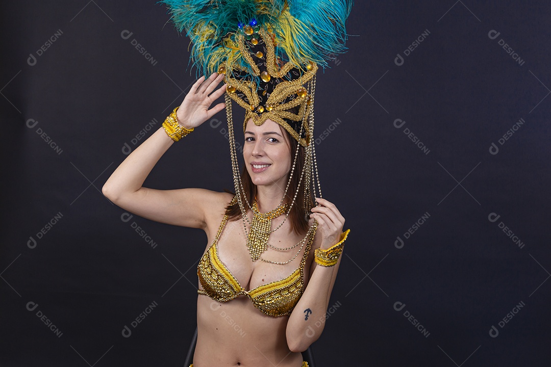 Linda mulher jovem fantasiada celebrando carnaval sobre fundo isolado