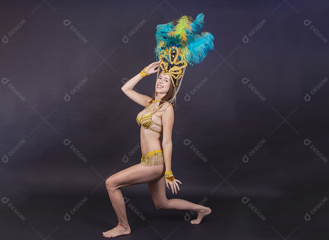 Linda mulher jovem fantasiada celebrando carnaval sobre fundo isolado