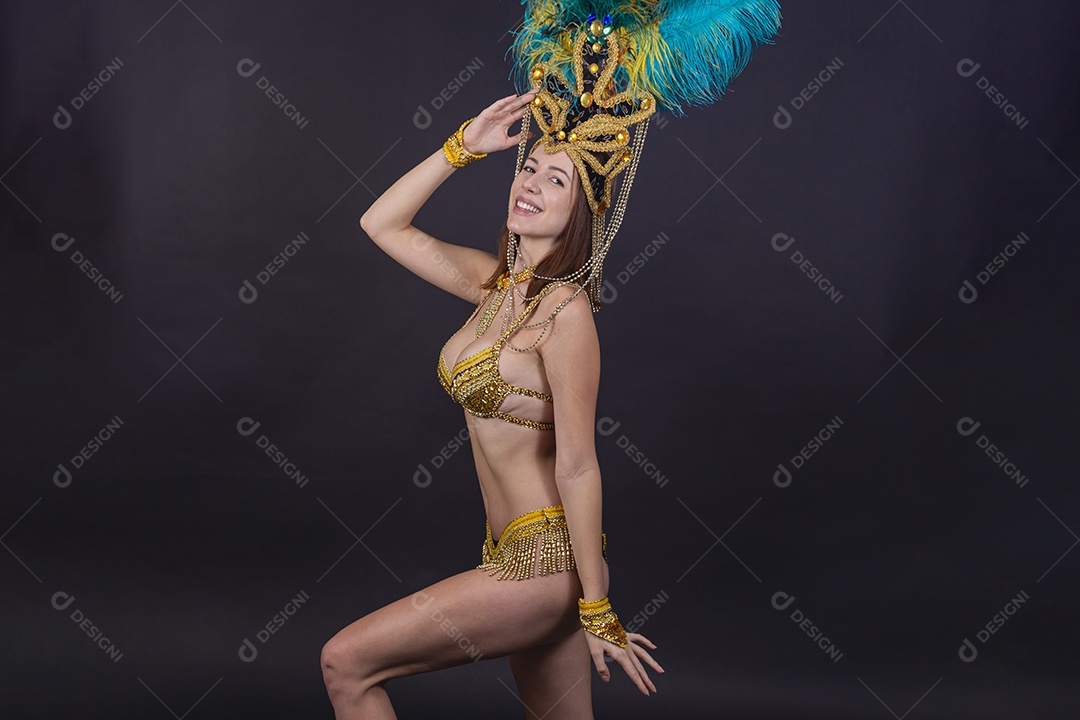 Linda mulher jovem fantasiada celebrando carnaval sobre fundo isolado