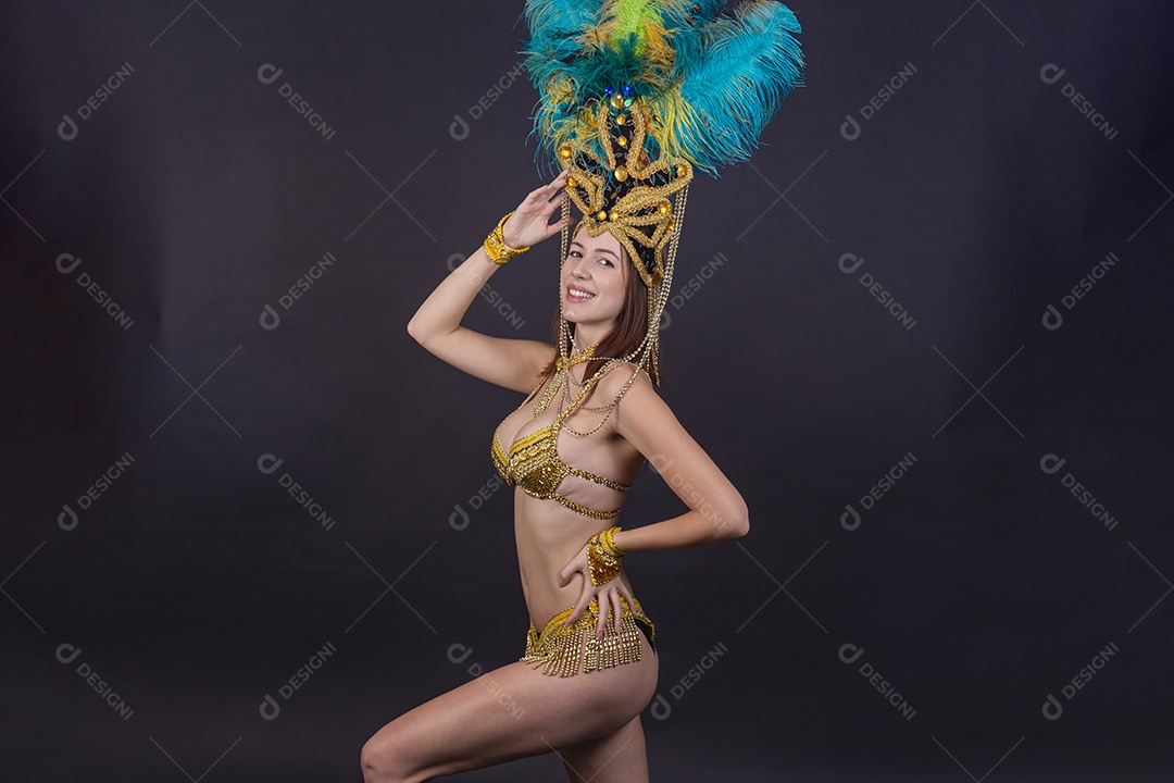 Linda mulher jovem fantasiada celebrando carnaval sobre fundo isolado