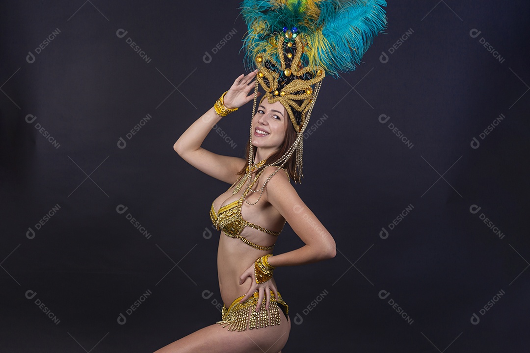 Linda mulher jovem fantasiada celebrando carnaval sobre fundo isolado