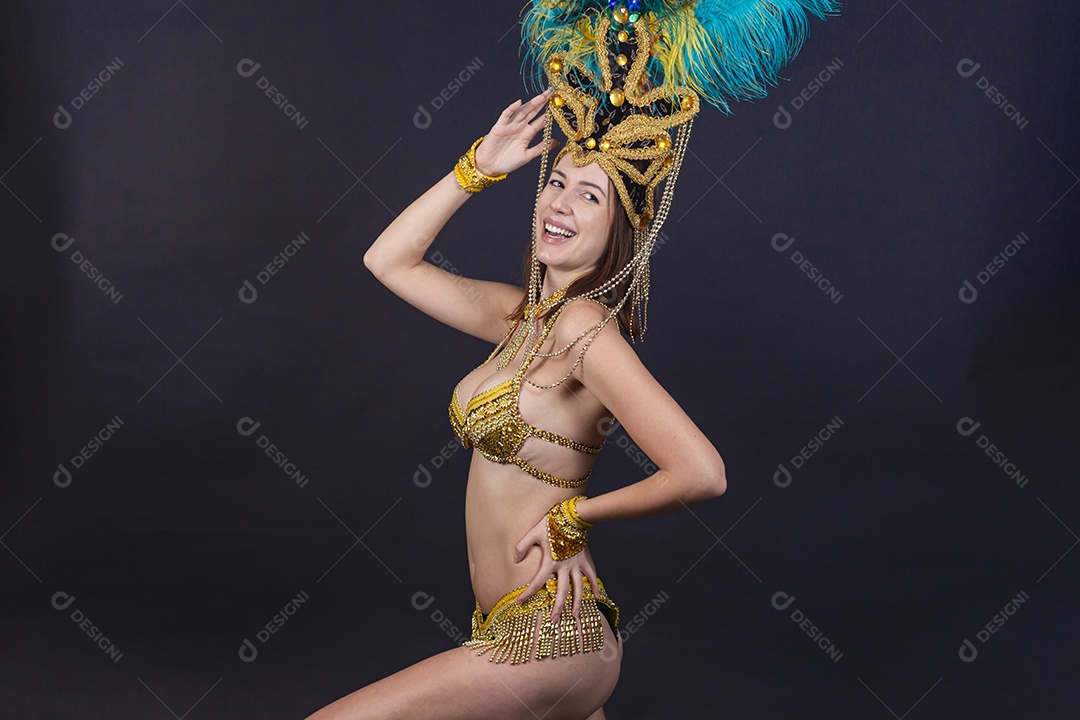 Linda mulher jovem fantasiada celebrando carnaval sobre fundo isolado