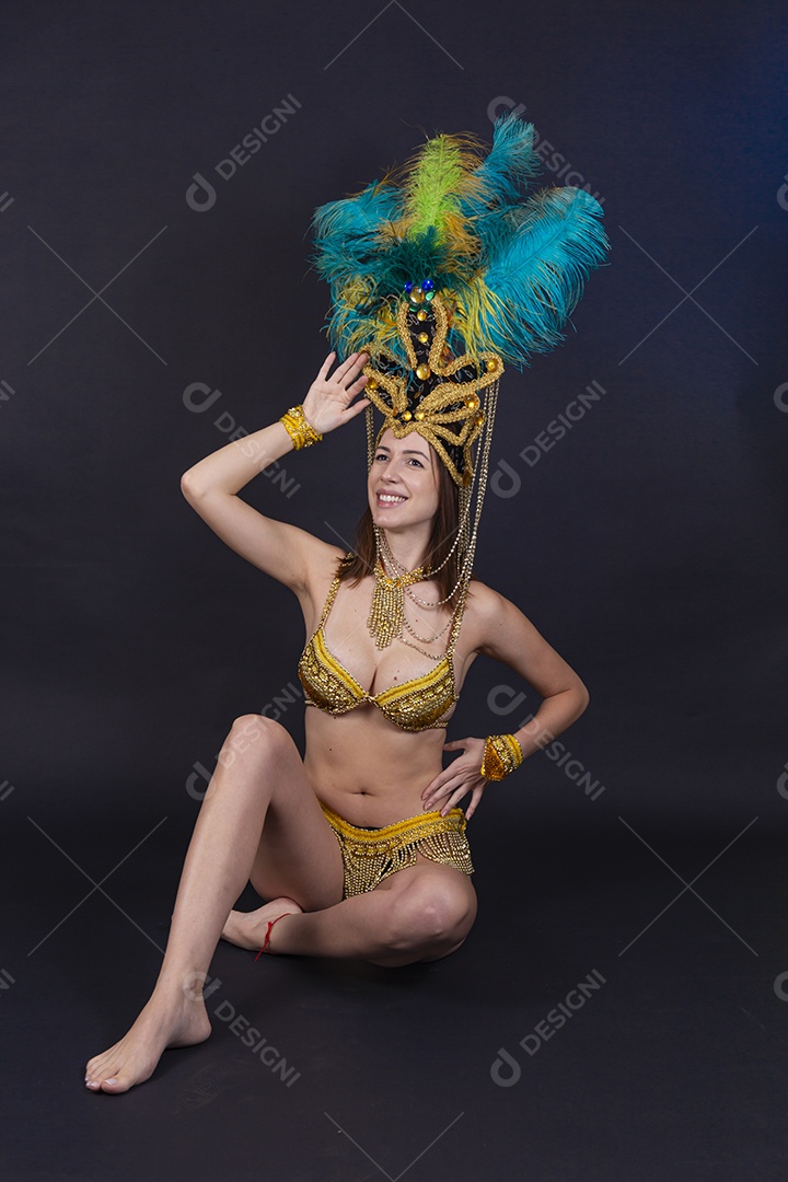 Linda mulher jovem fantasiada celebrando carnaval sobre fundo isolado