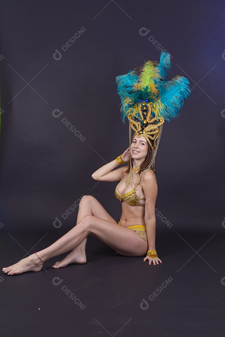 Linda mulher jovem fantasiada celebrando carnaval sobre fundo isolado