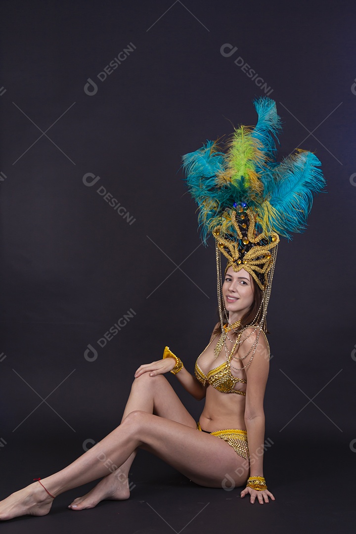 Linda mulher jovem fantasiada celebrando carnaval sobre fundo isolado