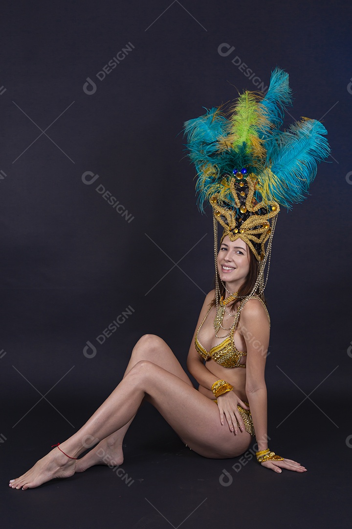 Linda mulher jovem fantasiada celebrando carnaval sobre fundo isolado