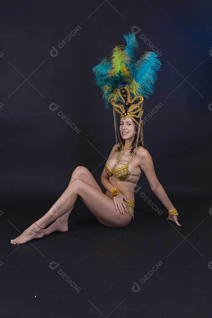 Linda mulher jovem fantasiada celebrando carnaval sobre fundo isolado