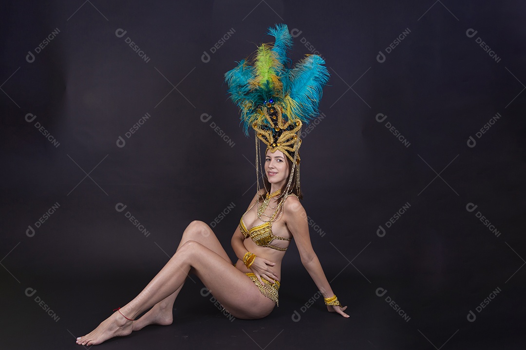 Linda mulher jovem fantasiada celebrando carnaval sobre fundo isolado