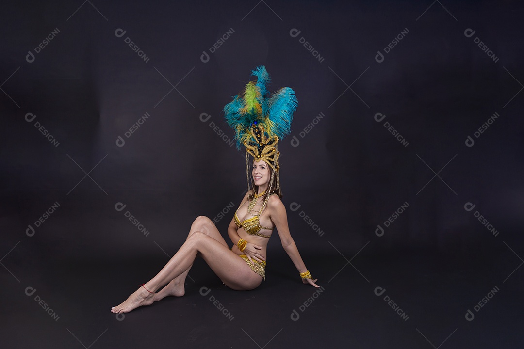 Linda mulher jovem fantasiada celebrando carnaval sobre fundo isolado