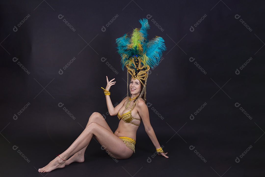 Linda mulher jovem fantasiada celebrando carnaval sobre fundo isolado