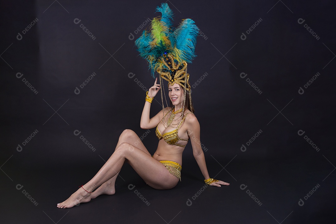 Linda mulher jovem fantasiada celebrando carnaval sobre fundo isolado