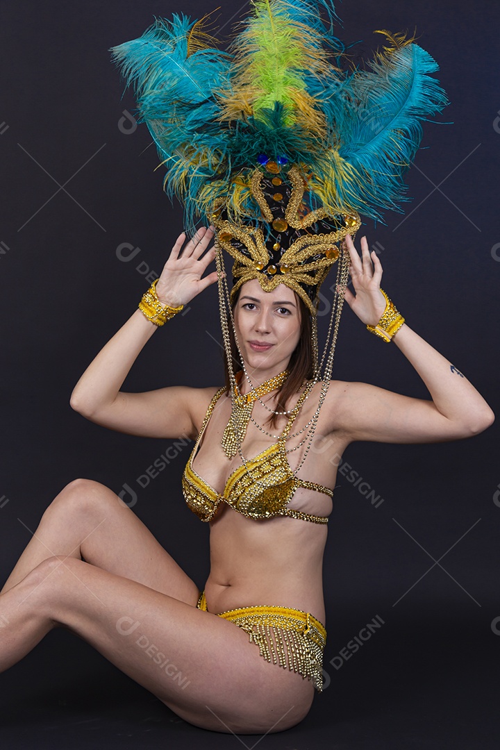 Linda mulher jovem fantasiada celebrando carnaval sobre fundo isolado