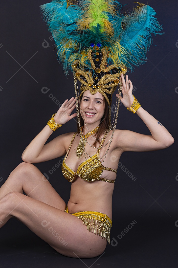 Linda mulher jovem fantasiada celebrando carnaval sobre fundo isolado