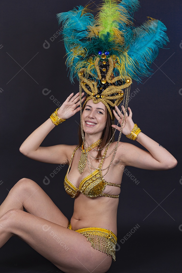 Linda mulher jovem fantasiada celebrando carnaval sobre fundo isolado