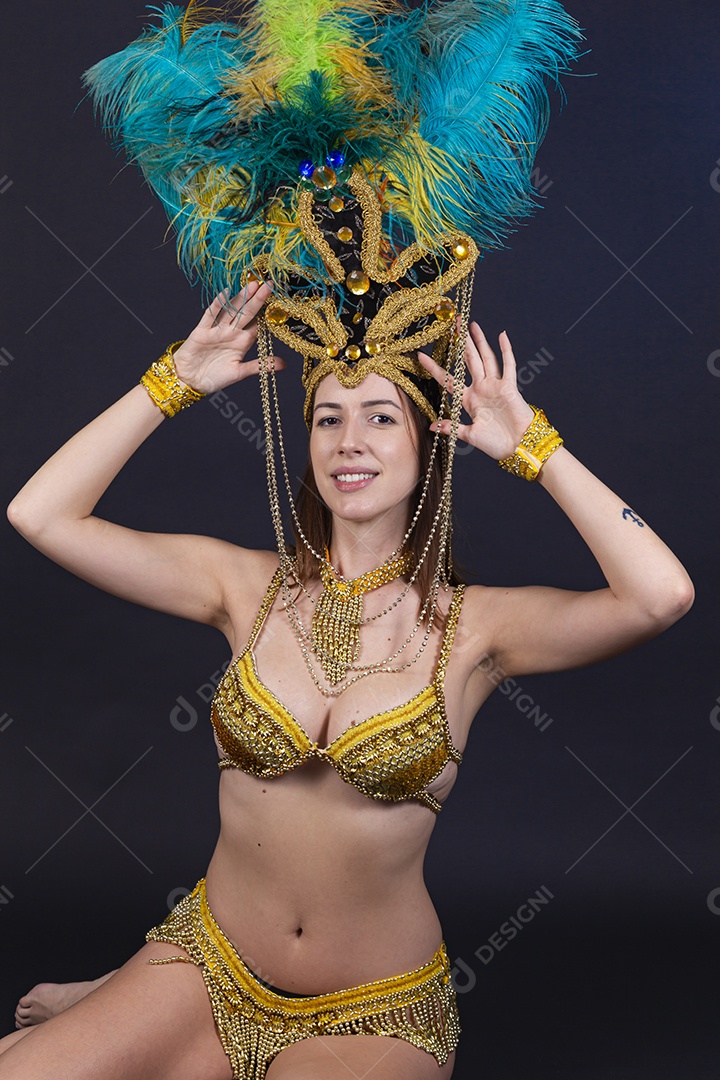 Linda mulher jovem fantasiada celebrando carnaval sobre fundo isolado