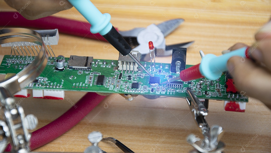 Os técnicos estão consertando placas mãe e verificando correntes elétricas