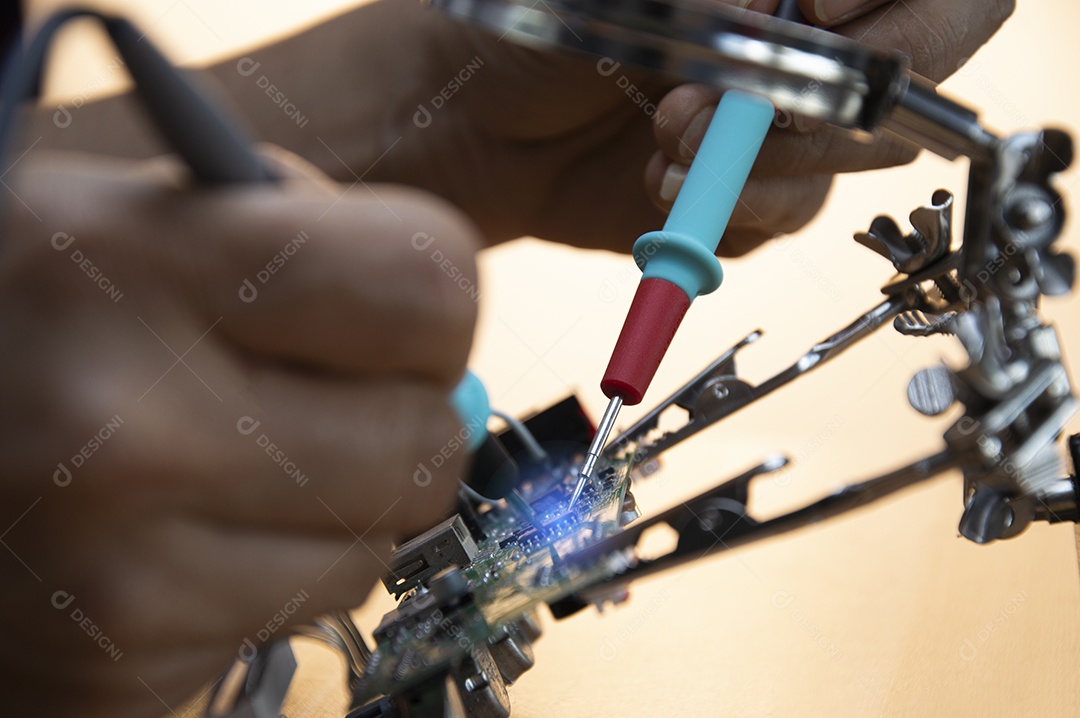 Técnicos estão consertando placas mãe e verificando correntes elétricas