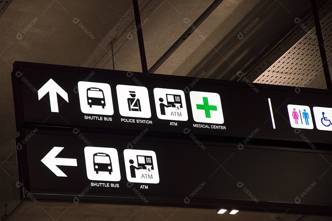 Sinalização vistos ao longo de locais públicos como aeroportos estações ferroviárias