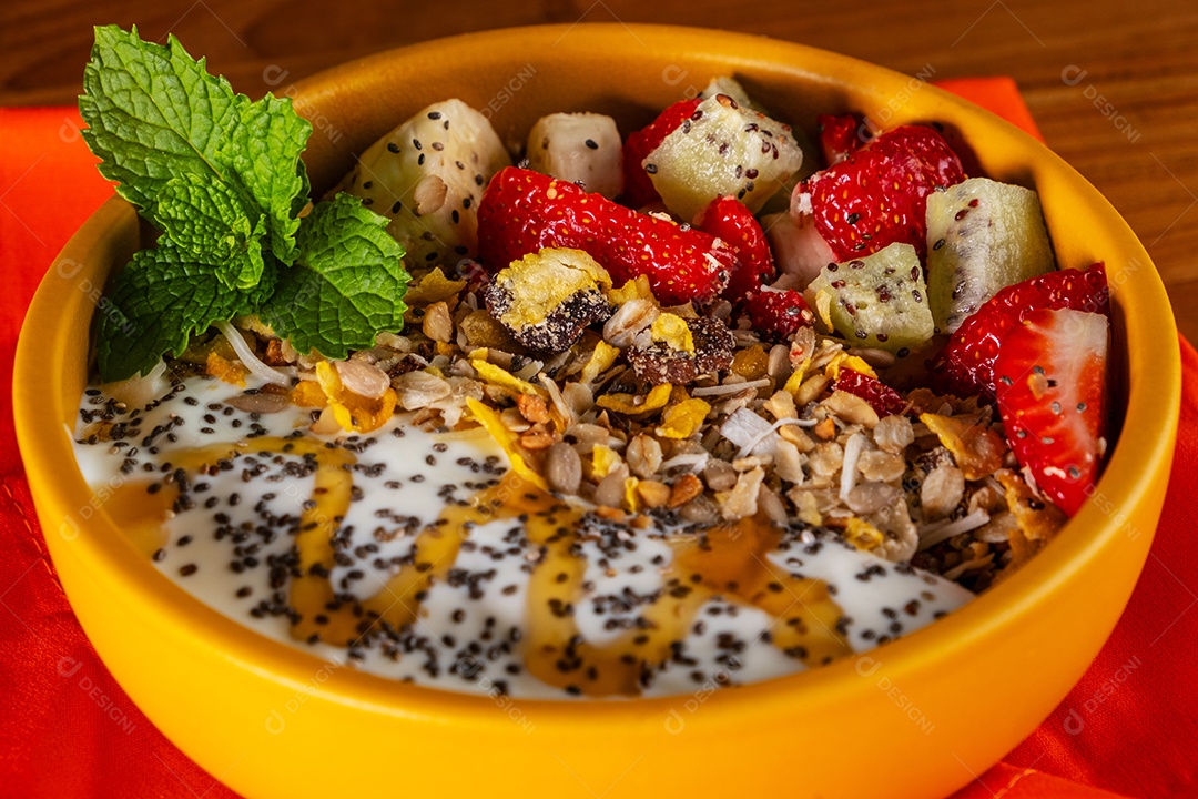 Tigela com iogurte natural granola fruta chia e mel