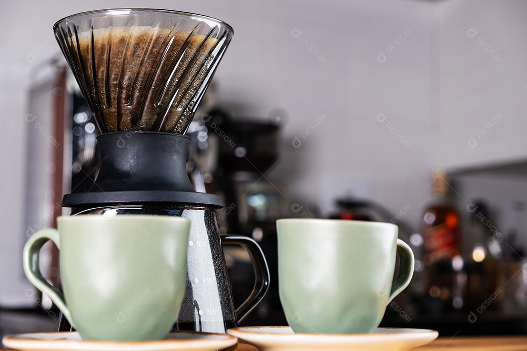 Duas xícaras de café e cafeteira fundo