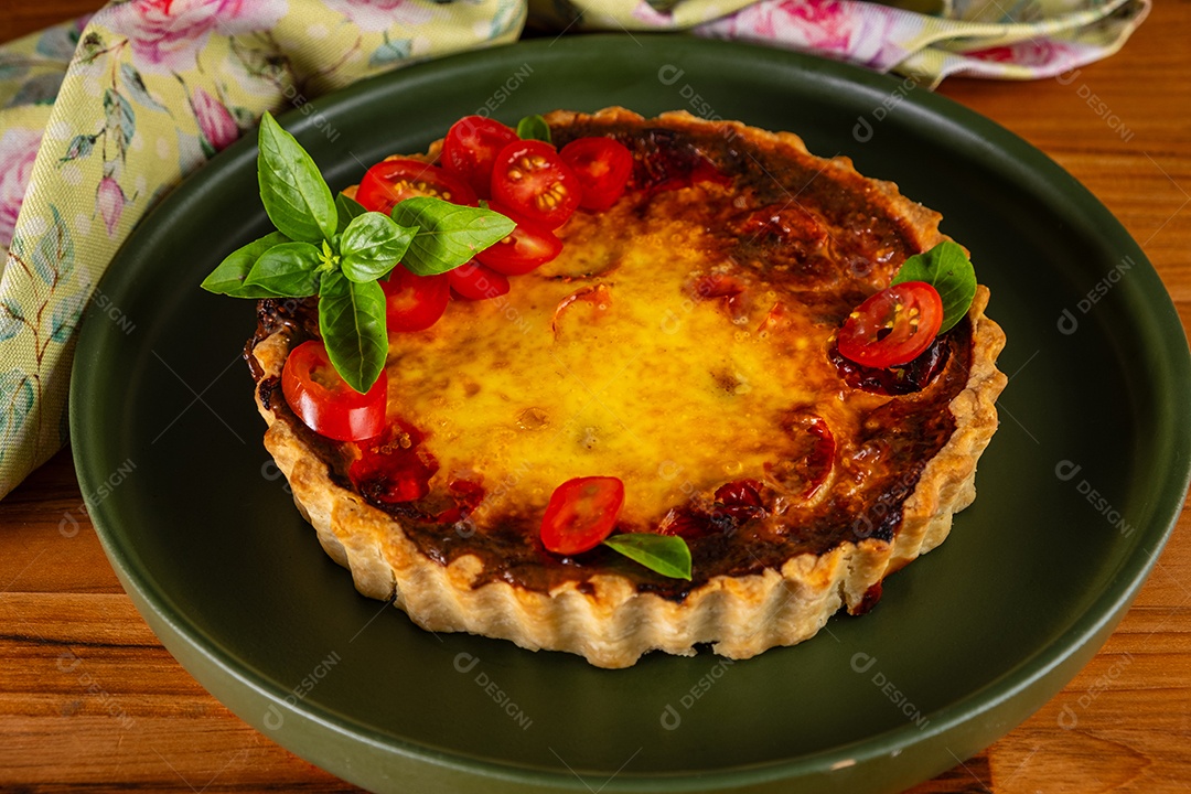 Quiche de queijo e tomate cereja