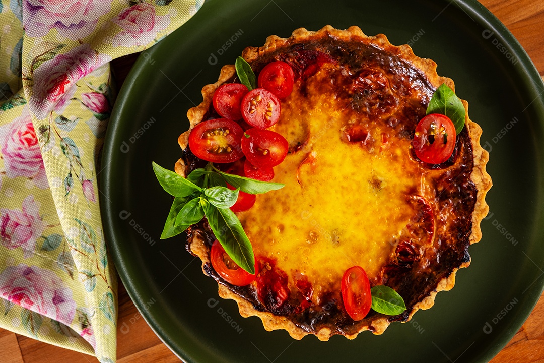 Quiche de queijo e tomate cereja