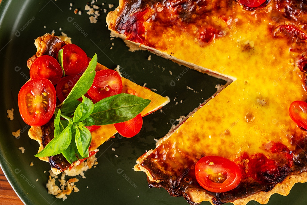 Quiche de queijo e tomate cereja