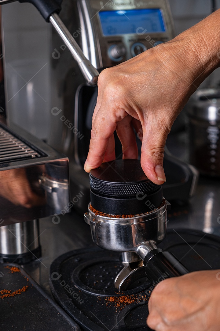 Mãos de mulher pressionando café torrado e moído para usar no café