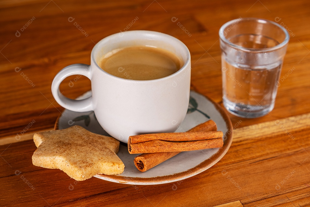 Uma xícara de café expresso um copo pequeno de água com gás e biscoitos