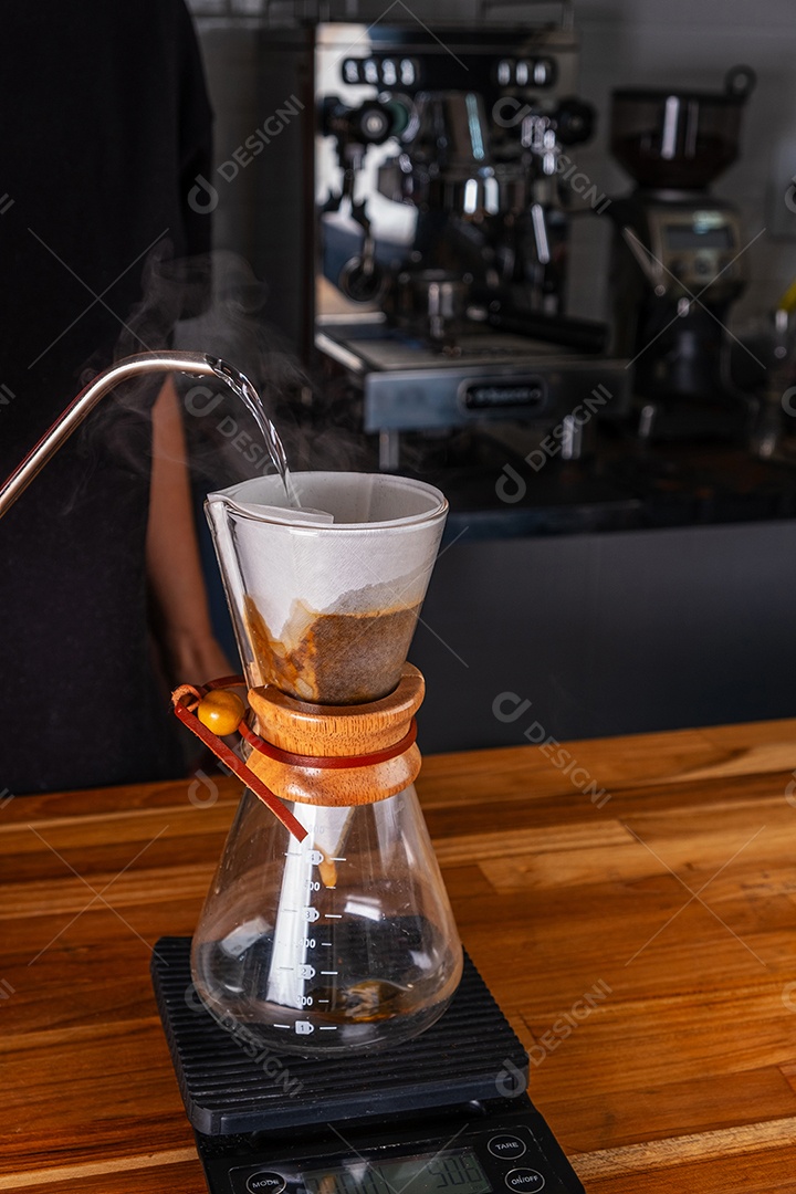 Café preparado com um coador em uma cafeteira