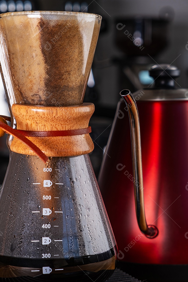 Café preparado com uma coador em uma cafeteira