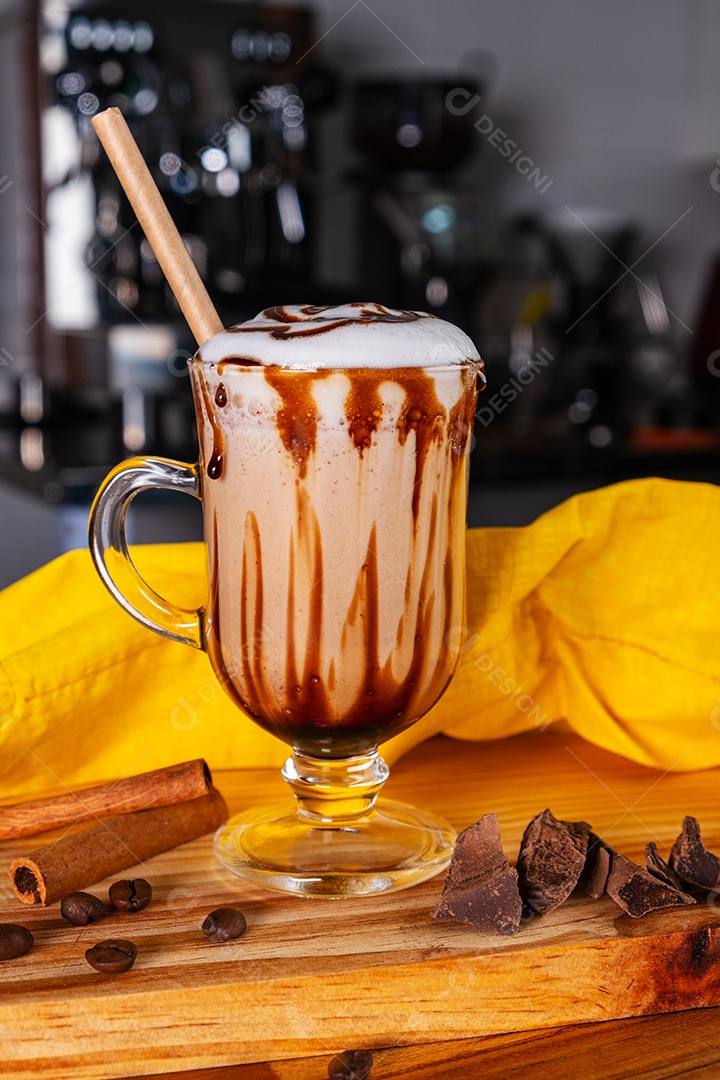 Caneca transparente com cappuccino cremoso