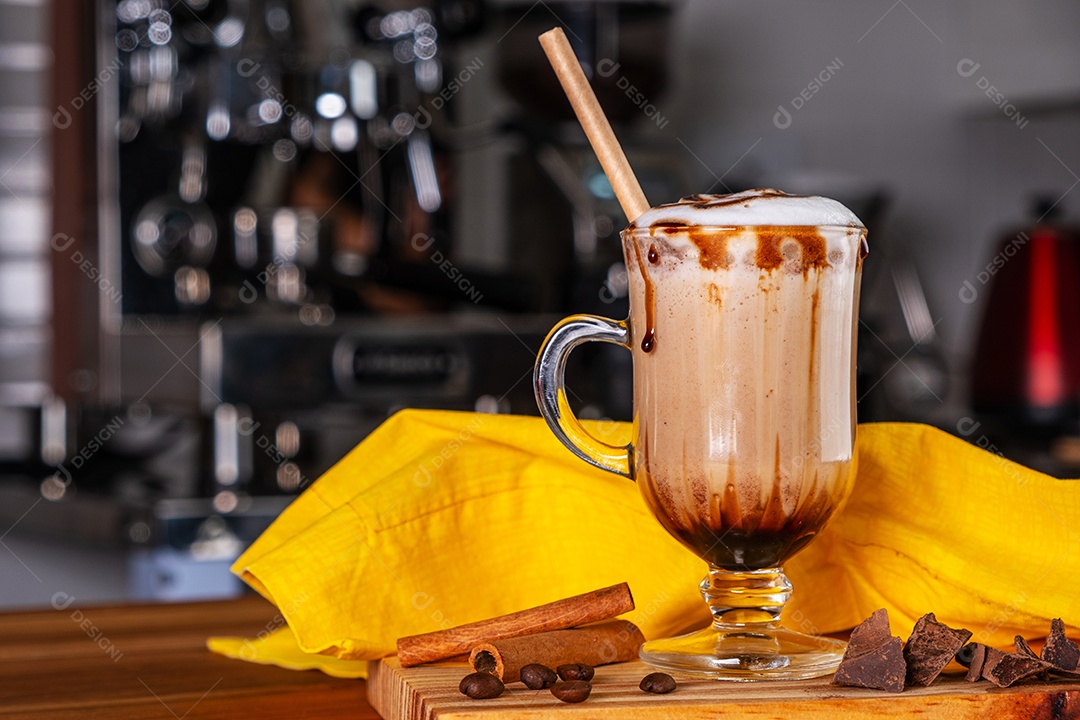 Caneca transparente com cappuccino cremoso