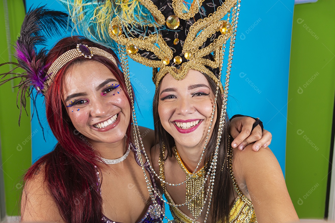 Lindas mulheres fantasiadas para o carnaval