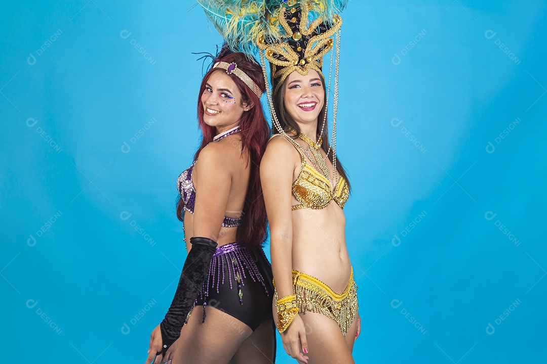 Lindas mulheres jovens celebrando carnaval