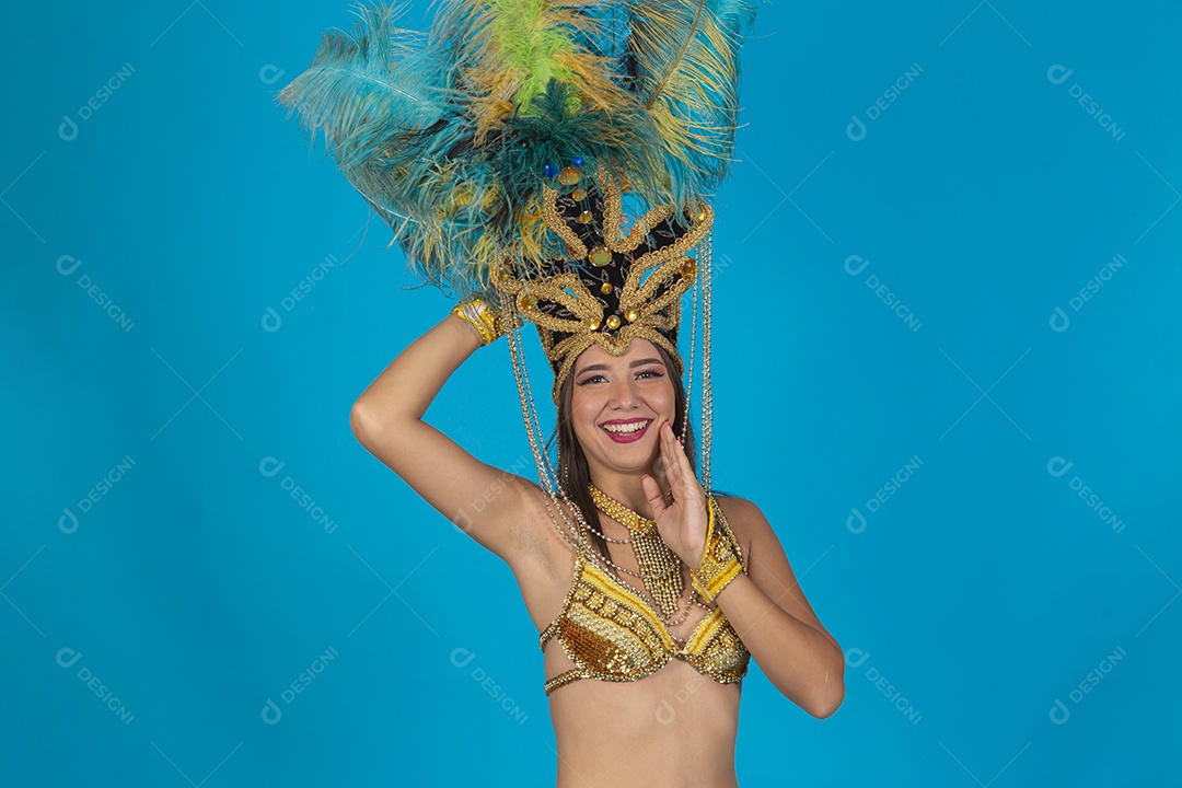 Linda mulher fantasiada para o carnaval