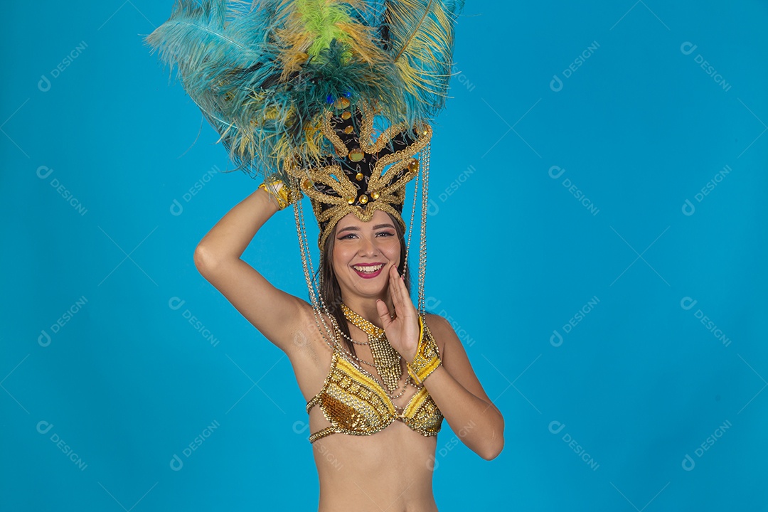 Linda mulher fantasiada para o carnaval