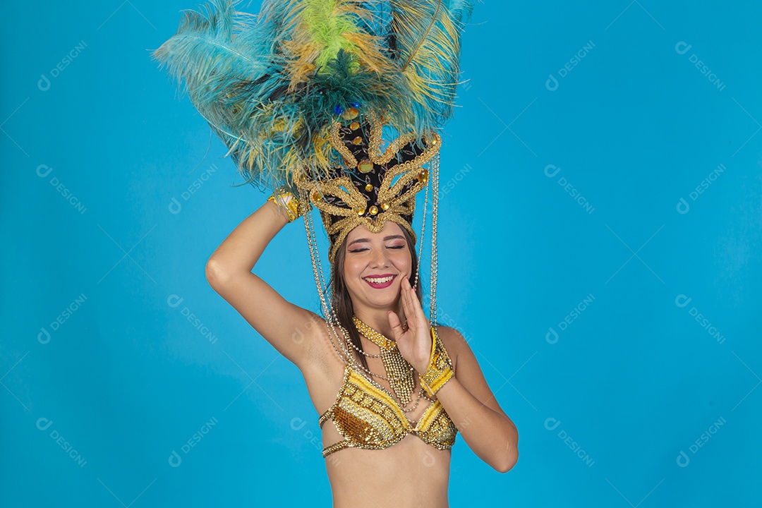 Linda mulher fantasiada para o carnaval