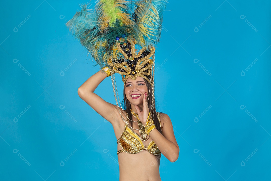 Linda mulher fantasiada para o carnaval